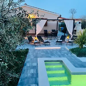 House Tesser With Pool Ferienhaus